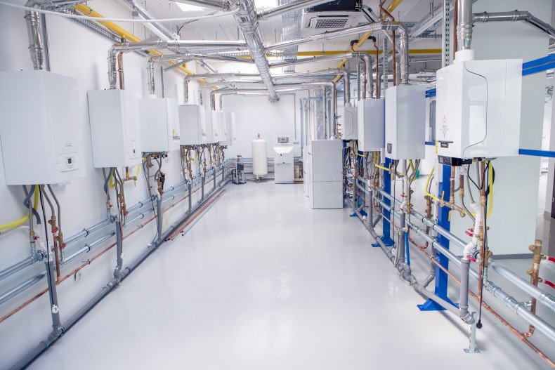 Ośrodek Szkoleniowy posiada 33 kotły gazowe o mocy od 24 do 160 kW oraz kominy spełniające najnowsze wymogi unijne.