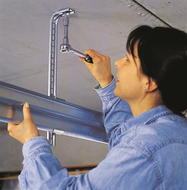 Montaż prowadnic bramy garażowej