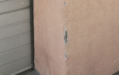 Uszkodzenie krawędzi ściany przy wjeździe do garażu