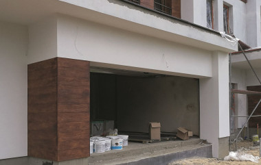 W miejscach narażonych na uszkodzenia mechanicznie (krawędzie wokół bramy garażowej) dobrze od razu zaplanować ich ochronę i wzmocnienie