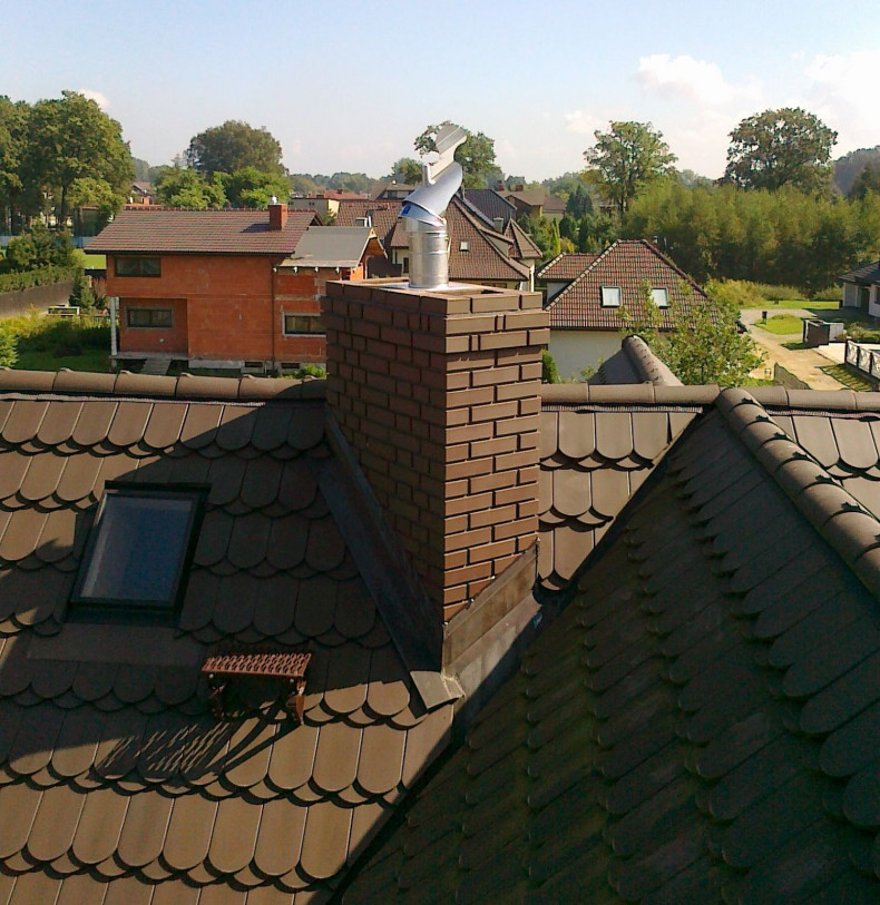 Nasada kominowa musi wystawać ponad kalenicę dachu
