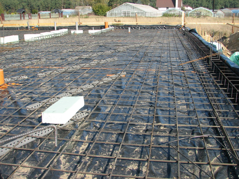 Ułożone zbrojenie płyty fundamentowej