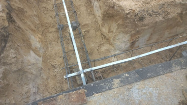 Bednarka, jako element instalacji odgromowej, przyspawana do zbrojenia ław fundamentowych