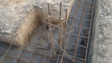 Stopa fundamentowa zespolona z ławą fundamentową (widoczne startery pod słup)