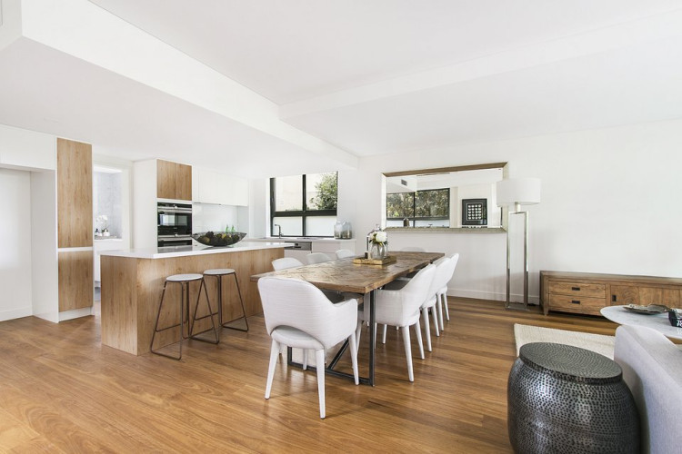 Aranżacja z wykorzystaniem miodowego drewna 