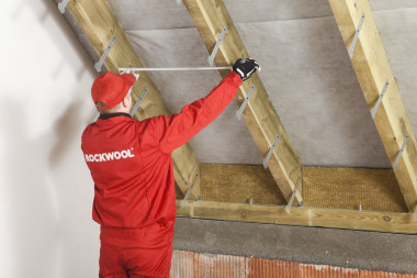 Ocieplanie dachu: przymocowanie wieszaków do krokwi