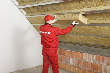 Ocieplanie dachu: układanie drugiej warstwy ocieplenia