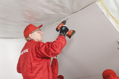 Ocieplanie dachu: zamocowanie folii paroszczelnej i okładziny wykończeniowej, np. płyt g-k