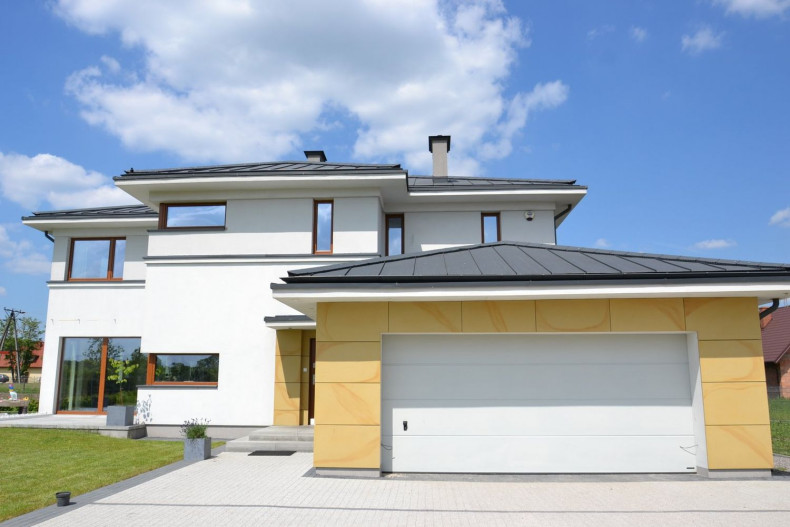 Dach pokryty panelami z płaskiej blachy powlekanej, uformowanej na rąbek stojący