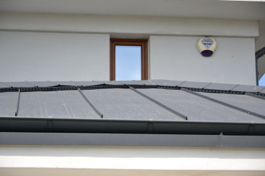 Widoczne listwy wentylacyjne mocowane pod gąsiorami