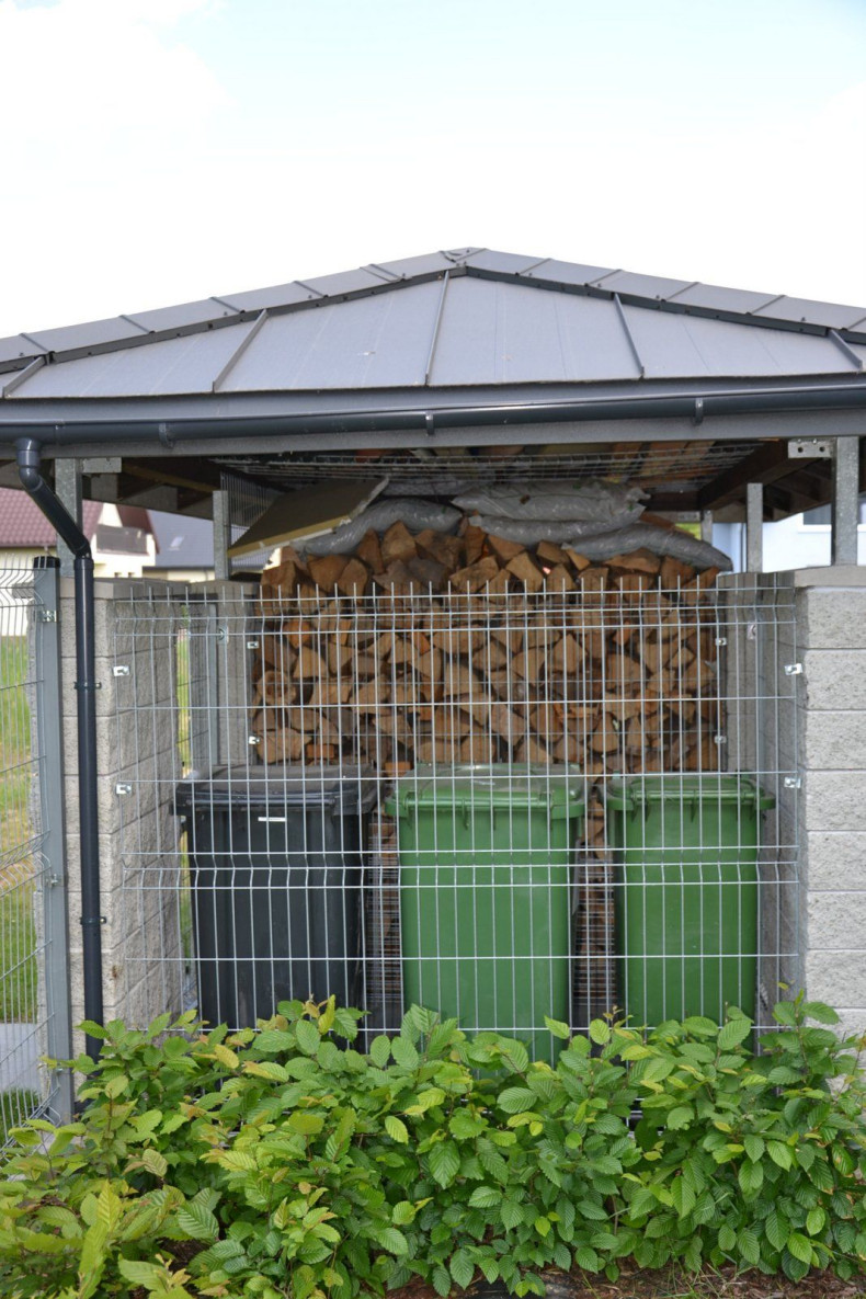 Śmietnik z drewutnią pokryty blachą na rąbek
