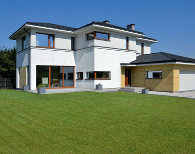 Nowoczesna bryła domu z dużymi przeszkleniami