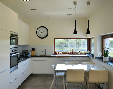 Kuchnia ma narożne poziome okno szczelinowe