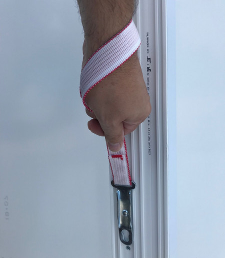 Specjalne paski ułatwiają przenoszenie nawet ciężkich i dużych okien. 