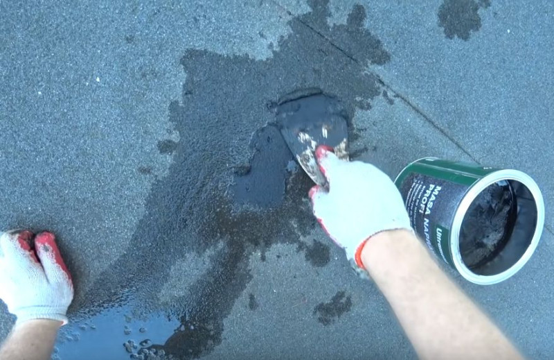 Naprawa pokrycia dachowego z papy w niskich temepraturach za pomocą masy bitumicznej Profi