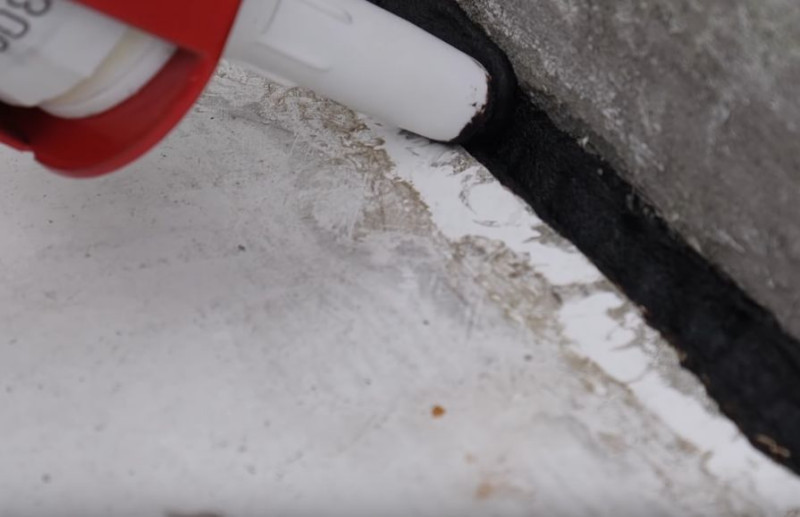 Uszczelniacz w tubie zapewni szczelność na łączeniach obróbek blacharskich z papą