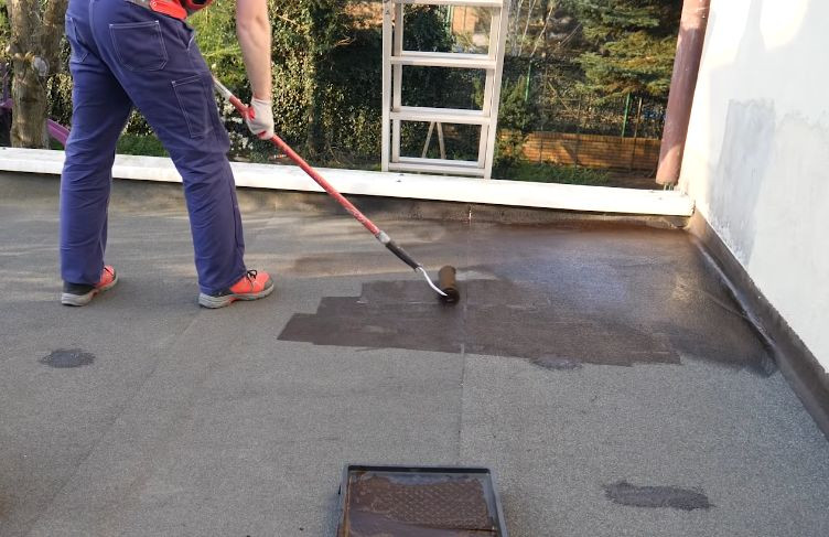 Renowacja pokrycia dachowego z papy przed zimą - Aby mieć pewność, że pokrycie z dachu jest szczelne, warto wymalować je renowatorem