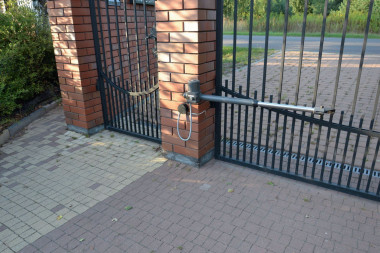 Napęd do dwuskrzydłowej bramy