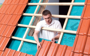 Montaż okna dachowego na łatach: Krok 1. Wycinanie otworu w dachu