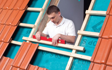 Montaż okna dachowego na łatach: Krok 2. Przykręcanie dodatkowych łat