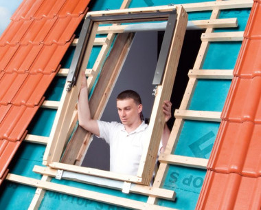 Montaż okna dachowego na łatach: Krok 3a. Osadzenie ościeżnicy