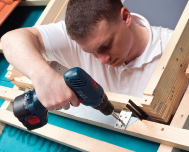 Montaż okna dachowego na łatach: Krok 3b. Przykręcanie dolnych kątowników mocujących ościeżnicę do łaty