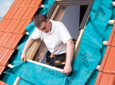 Montaż okna dachowego na łatach: Krok 5a. Zakładanie kołnierza paroprzepuszczalnego (uszczelniającego)