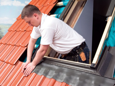 Montaż okna dachowego na łatach: Krok 5b. Montaż kołnierza