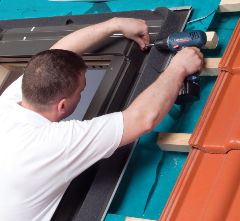 Montaż okna dachowego na łatach: Krok 6. Przykręcanie profili kryjących boki ościeżnicy