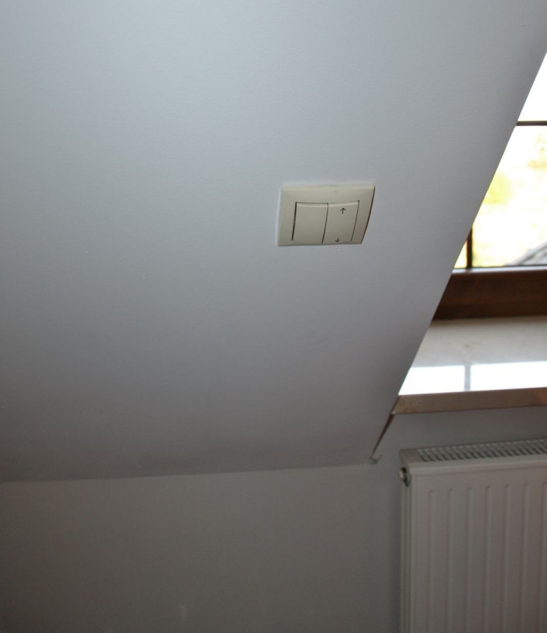 Rolety opuszczą się i podniosą również po naciśnięciu łącznika