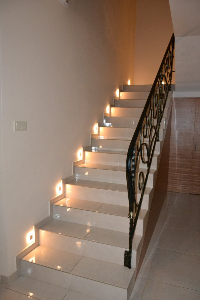 Czujnik ruchu zapala lampki LED na schodach na poddasze