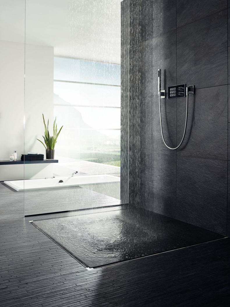 Kanał odwodnienia zamontowany dookoła strefy prysznicowej