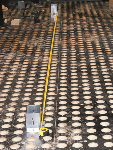 Budowa wiaty garażowej - należy przygotować podłoże i oznaczyć wymiary pod filary zgodnie z instrukcją montażu