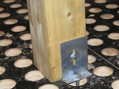 Budowa wiaty garażowej - mocowanie do podstaw całej konstrukcji