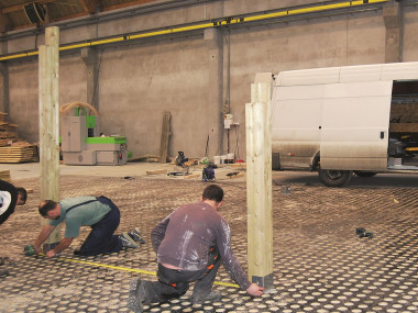 Budowa wiaty garażowej - mocowanie konstrukcji do podłoża: należy pamiętać o zachowaniu pionów