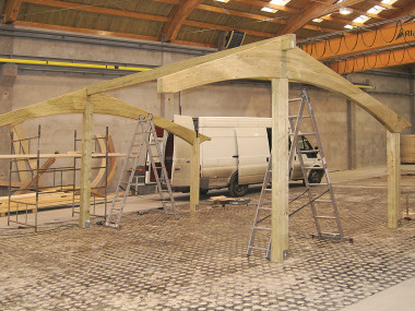 Budowa wiaty garażowej - powstałe ściany trzeba połączyć na szczycie kantówką