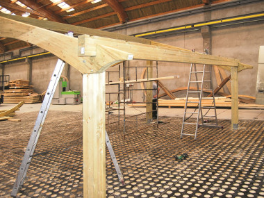 Budowa wiaty garażowej - kolejną kantówkę należy zamocować w tylnej części konstrukcji