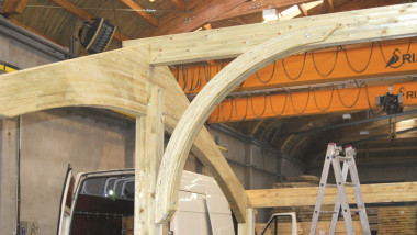 Budowa wiaty garażowej - umieszczenie (pomiędzy głównym filarem i poprzeczną kantówką) łukowych wsporników