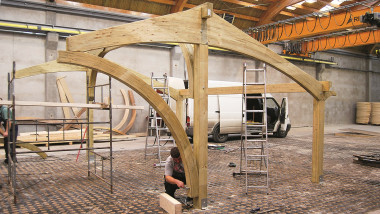 Budowa wiaty garażowej - główny łuk wspornikowy należy połączyć między dołem przedniego filaru a przednią częścią łuku konstrukcyjnego