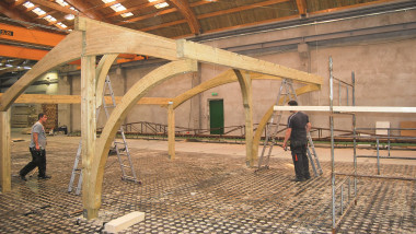 Budowa wiaty garażowej - drugą kantówkę z wyprofilowanymi wcięciami na krokwie mocuje się na przedniej części konstrukcji