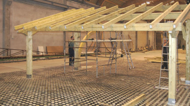 Budowa wiaty garażowej - dach jest przygotowany pod zamocowanie wspornika i deskowania