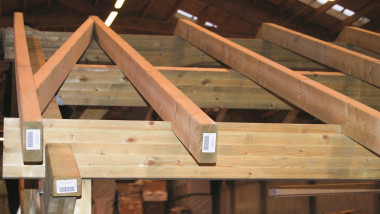 Budowa wiaty garażowej - należy zastosować wsporniki do krokwi celem usztywnienia dachu na skręcanie