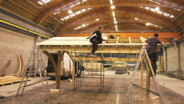 Budowa wiaty garażowej - deskowanie dachu