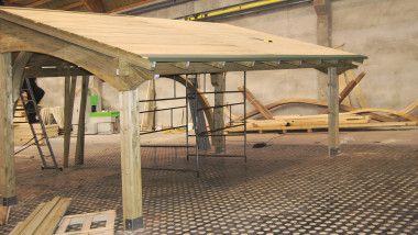 Budowa wiaty garażowej - zamocowanie płaszcza podrynnowego