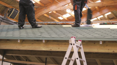 Budowa wiaty garażowej - mocujemy gont do desek na całej konstrukcji