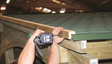 Budowa wiaty garażowej - na brzegach dachu przytwierdzamy kątowniki