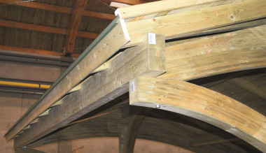 Budowa wiaty garażowej - montujemy deskę maskującą krokwie i zabezpieczającą początek mocowania pokrycia