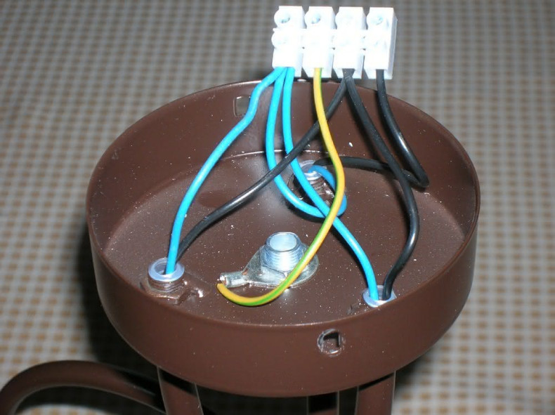 Sposób łączenia przewodów w żyrandolu