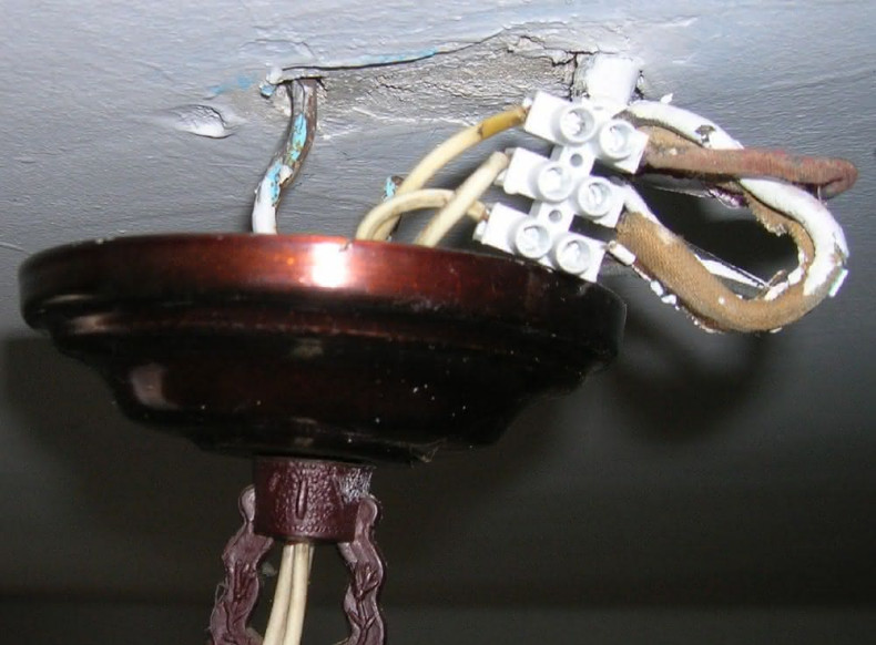 Żyrandol podłączony w starej instalacji elektrycznej