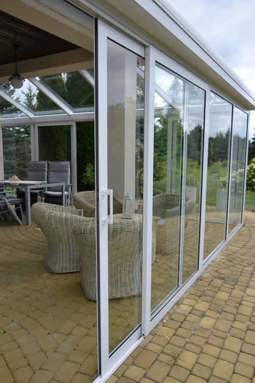 Przesuwne drzwi w ogrodzie zimowym